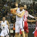 Ο Γιώργος Δέδας κερδίζει το ριμπάουντ από τον Antic