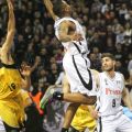 Ο D.J. Cooper παίρνει με εντυπωσιακό τρόπο ένα ριμπάουντ