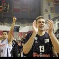 Ο Γιώργος Μπόγρης πανηγυρίζει για τη νίκη του ΠΑΟΚ