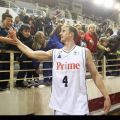 O Mark Payne χαιρετά μικρούς φίλους του ΠΑΟΚ μετά την λήξη του αγώνα