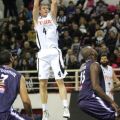 Ο Mark Payne σουτάρει με εντυπωσιακό τρόπο προς το καλάθι του Ρεθύμνου