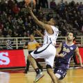 Ο D.J. Cooper αφήνει την μπάλα στο καλάθι του Ρεθύμνου
