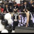 Αποθέωση για την ομάδα μετά το τέλος του αγώνα