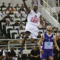 O Kenny Gregory ίπταται προς το αντίπαλο καλάθι