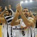 Οι παίκτες του ΠΑΟΚ αποχωρούν από το γήπεδο και γνωρίζουν την αποθέωση