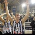 O Mark Payne σε πανηγυρικό στιγμιότυπο μετά τη λήξη του αγώνα