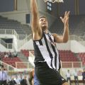 Ο Γιώργος Μπόγρης αφήνει την μπάλα στο καλάθι του Κολοσσού