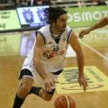 Ο Branko Milisavljevic κάνει μπάσιμο προς το καλάθι της Ολύμπια Λάρισας
