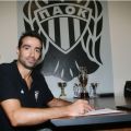 Ο Κώστας Χαραλαμπίδης υπογράφει το συμβόλαιό του