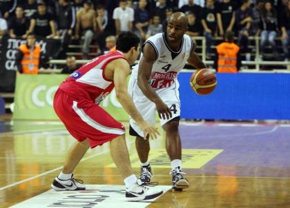 O Chris Monroe με τον Κώστα Σλούκα