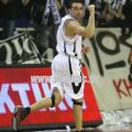 Ο Κώστας Χαραλαμπίδης πανηγυρίζει για ένα από τα πολλά καλάθια του στο παιχνίδι με τον Άρη