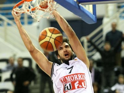Ο Χρήστος Ταπούτος καρφώνει εντυπωσιακά στο καλάθι της ΑΕΚ