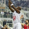 Ο Kenny Gregory αφήνει τη μπάλα στο καλάθι του Ολυμπιακού