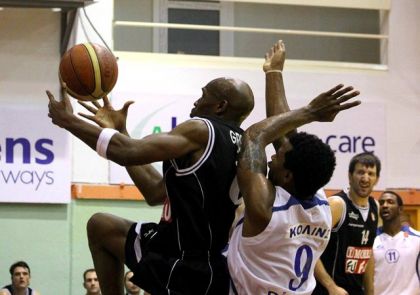 Ο Kenny Gregory προσπαθεί να πετύχει καλάθι, με αντίπαλο τον De Juan Collins