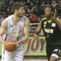 Ο Μιχάλης Τσαϊρέλης προσπαθεί να αποφύγει τον Morrison του Ηλυσιακού