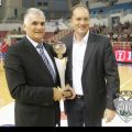 Ο πρόεδρος του ΕΣΑΚΕ Γιώργος Χαλβατζάκης βραβεύει τον προπονητή του ΠΑΟΚ Σούλη Μαρκόπουλο