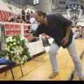 Ο πρόεδρος της ΚΑΕ ΠΑΟΚ Μπάνε Πρέλεβιτς εναποθέτει μία ανθοδέσμη δίπλα στη φωτογραφία του Παναγιώτη Ποικιλίδη
