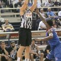 Ο Γιώργος Μπόγρης σουτάρει προς το καλάθι του Πανιωνίου