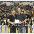 Ο γενικός αρχηγός της γυναικείας ομάδας χάντμπολ, τιμά τον χορηγό του τμήματος Μανόλη Μαλέλη