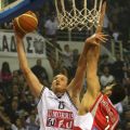 O Todor Gecevski αφήνει τη μπάλα στο καλάθι του Ολυμπιακού