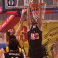 Ο Predrag Drobnjak προσπαθεί να πετύχει εντυπωσιακό καλάθι με... ανάποδο σουτ
