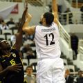Ο Λάζαρος Παπαδόπουλος προσπαθεί να πετύχει καλάθι απέναντι στον Francis