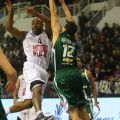 Ο Chris Monroe με αντίπαλο το Δημήτρη Διαμαντίδη