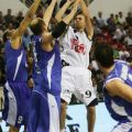 Ο Tomas Delininkaitis σουτάρει προς το καλάθι του Πανελληνίου υπό ασφυκτική πίεση