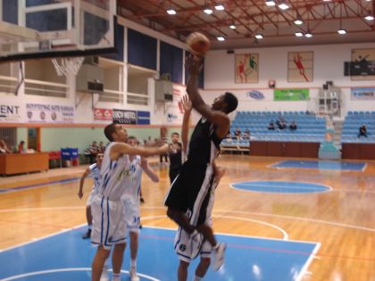 O Deshawn Sims σουτάρει προς το αντίπαλο καλάθι