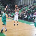 Προσπάθεια για τρίποντο από τον Justin Gray