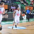 O Justin Gray κατεβάζει την μπάλα και ο Todor Gecevski περιμένει..