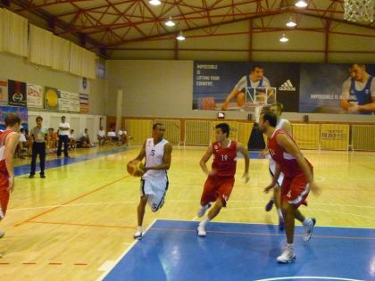 O Dante Stiggers σε μπάσιμο προς το καλάθι του Ολυμπιακού