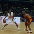 O Dante Stiggers με αντίπαλο τον Jamon Gordon