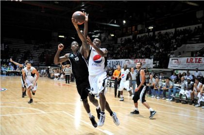 O Deshawn Sims σε φάση από τον αγώνα Caserta - ΠΑΟΚ