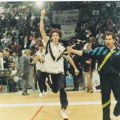 Η είσοδος του ΠΑΟΚ στο γήπεδο (πρώτος ο γυμναστής Παναγιώτης Στεφανόπουλος και ακολουθεί ο αρχηγός Παναγιώτης Φασούλας)