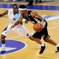 O Justin Gray κατεβάζει τη μπάλα υπό την επιτήρηση του Diabate