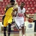O Justin Gray κατεβάζει την μπάλα με αντίπαλο τον Brown