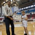 Ο Νίκος Σταυρόπουλος με μία νεαρή αθλήτρια των ακαδημιών