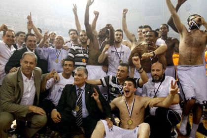 Ολη η ομάδα πανηγυρίζει για την κατάκτηση της 3ης θέσης