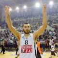 Ο Γιώργος Αποστολίδης με υψωμένες γροθιές πανηγυρίζει τη νίκη του ΠΑΟΚ