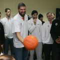 Ο Λάζαρος Παπαδόπουλος προσφέρει μία μπάλα στα παιδιά του Δημοτικού Σχολείου Γαλατάδων