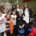 Ο Σούλης Μαρκόπουλος με παιδιά και δασκάλους του Δημοτικού Σχολείου Γαλατάδων