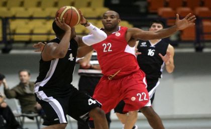 O Justin Gray με αντίπαλο τον Gordon Lucas