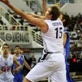 O Todor Gecevski αφήνει με λέι απ τη μπάλα στο καλάθι του Πανελληνίου