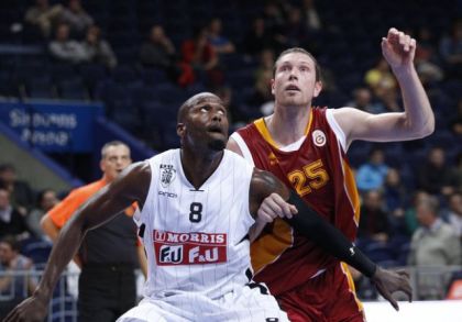 O Marcus Goree διεκδικεί τη μπάλα με αντίπαλο τον Darius Songaila