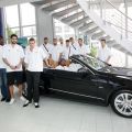 Οι παίκτες του ΠΑΟΚ με ένα από τα υπερπολυτελή αυτοκίνητα της Mercedes