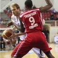 Ο Todor Gecevski προσπαθεί να αποφύγει τον Deon Thompson