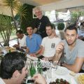 Οι παίκτες του ΠΑΟΚ και ένας εκ των ιδιοκτητών, που φιλοξένησαν την ομάδα του ΠΑΟΚ