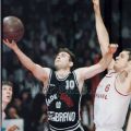 Ο Τζον Κόρφας αφήνει την μπάλα στο καλάθι της Stefanel