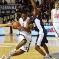 O Dionte Christmas προσπαθήσει να αποφύγει τον Milt Palacio